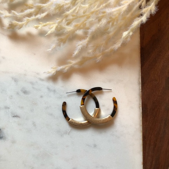 Jewelry - NWOT Classic Tortoise Resin w/ Gold Plating
